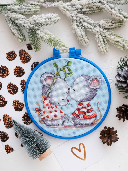 Cross-stitch kit Fallen in love mice AHM-017