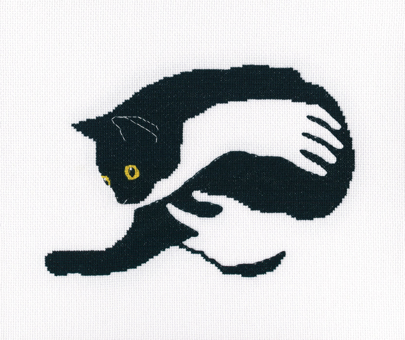 Among black cats M669 Counted Cross Stitch Kit