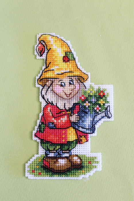Garden Gnome SR-821 Plastic Canvas Counted Cross Stitch Kit - Wizardi
